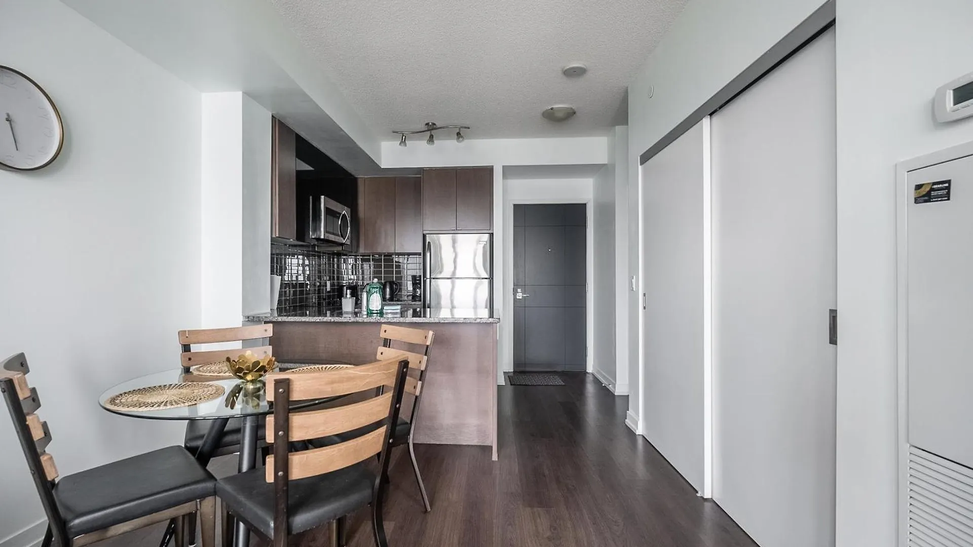 Apartment Modern Dunfield Ave Condos By Globalstay Toronto