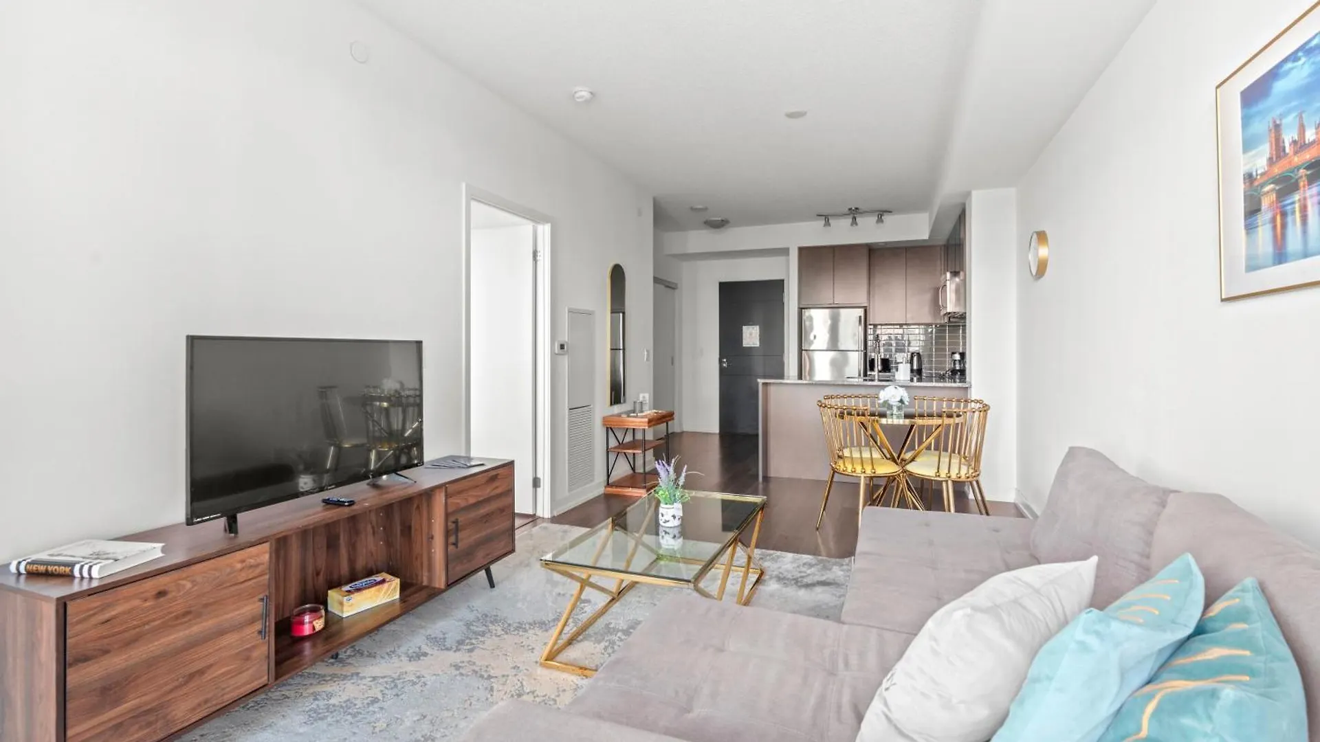 Apartment Modern Dunfield Ave Condos By Globalstay Toronto Canada