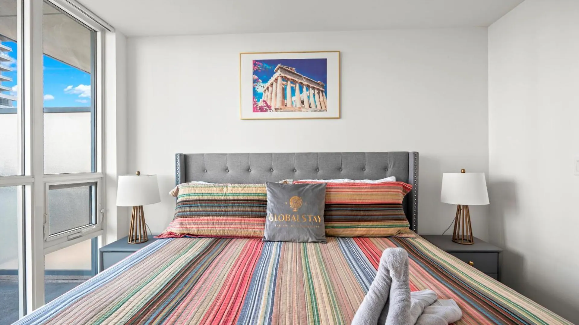 Apartment Modern Dunfield Ave Condos By Globalstay Toronto Canada